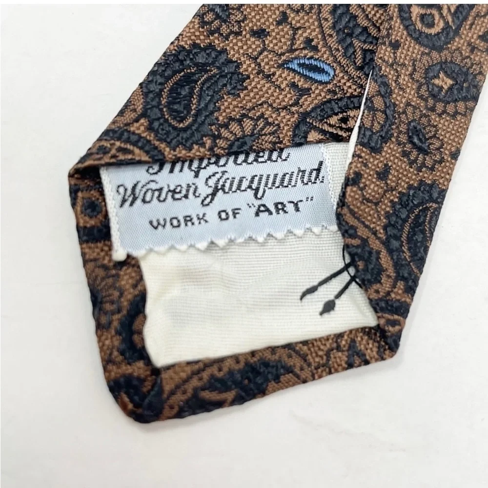 REMBRANDT CLASSICS L.J. CATALDO CO. Franklin & Foxboro Mass. Brown Paisley Tie